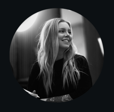 Porträtt av Josefin Jansson, tatuerare på Nancy Fancy Tattoo